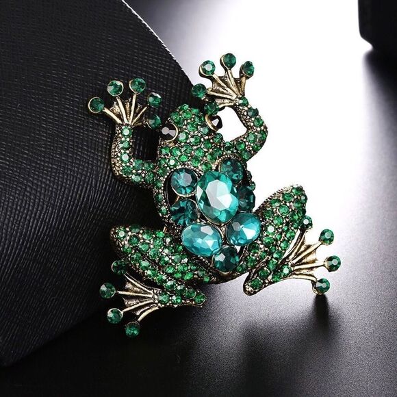 ✨ Betsey Johnson stunning & sparkling crystal frog brooch ✨ - Picture 2 of 3
